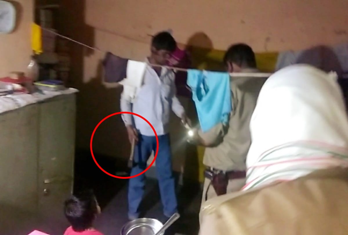 Greater noida husband killed wife then himself call police for arrest feel no guilt smoke in front of police