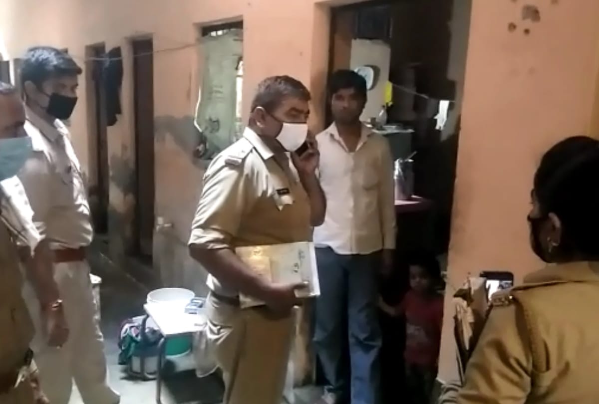 Greater noida husband killed wife then himself call police for arrest feel no guilt smoke in front of police