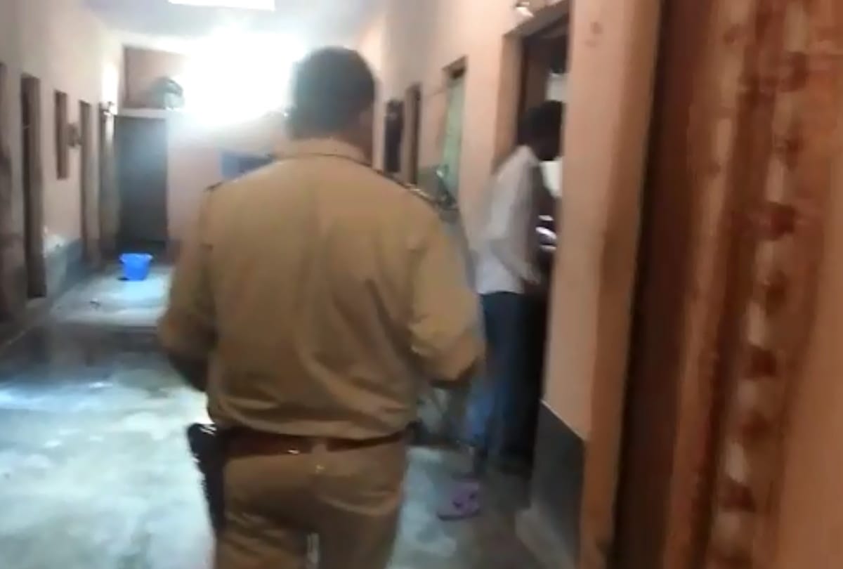 Greater noida husband killed wife then himself call police for arrest feel no guilt smoke in front of police