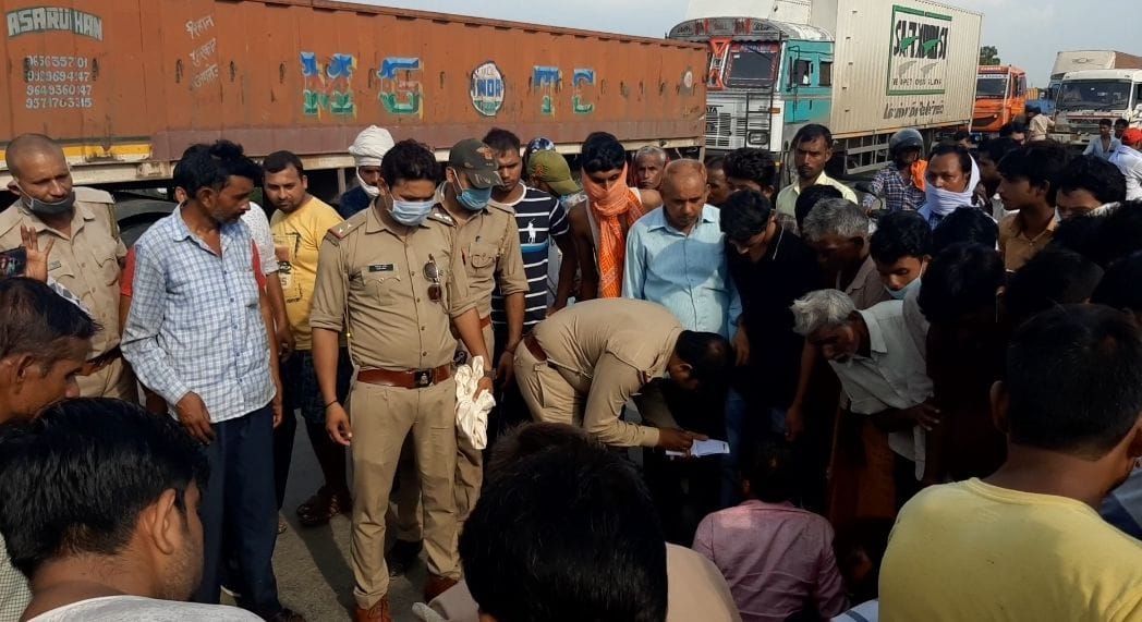 road accident death in taxi driver in etawah