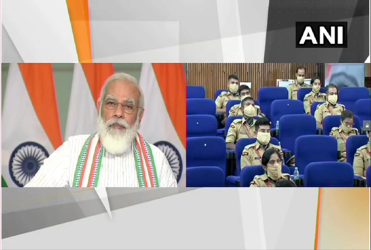 PM Modi to young IPS officer to how to become a good policeman also told the differences between textile and terror