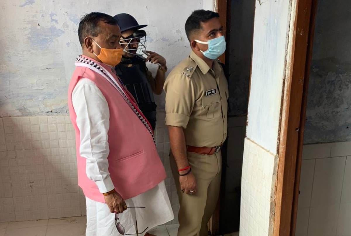 dead body of a man found in toilet of thana in shravasti