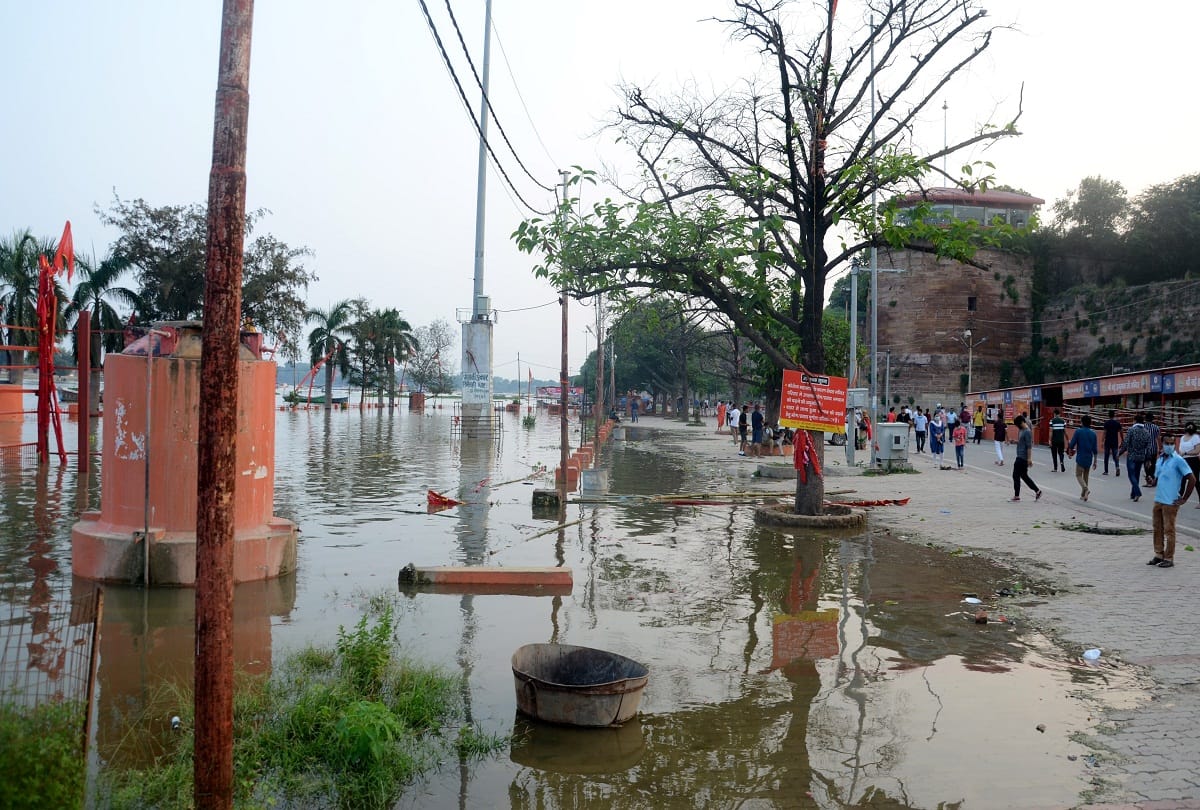 Prayagraj Flood News today update: Flood in Ganges and Yamuna again- ganga reached Lete Hanuman temple