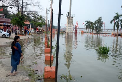 Prayagraj Flood News today update: Flood in Ganges and Yamuna again- ganga reached Lete Hanuman temple