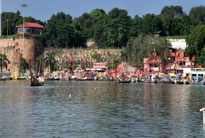 Prayagraj Flood News today update: Flood in Ganges and Yamuna again- ganga reached Lete Hanuman temple