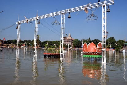 Prayagraj Flood News today update: Flood in Ganges and Yamuna again- ganga reached Lete Hanuman temple