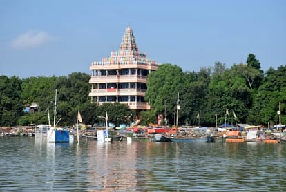 Prayagraj Flood News today update: Flood in Ganges and Yamuna again- ganga reached Lete Hanuman temple