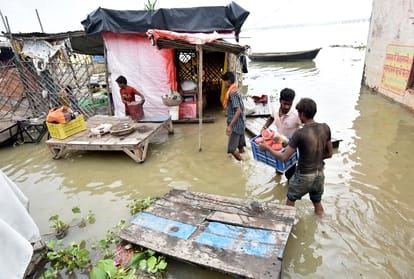 Prayagraj Flood News today update: Flood in Ganges and Yamuna again- ganga reached Lete Hanuman temple