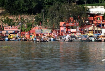 Prayagraj Flood News today update: Flood in Ganges and Yamuna again- ganga reached Lete Hanuman temple