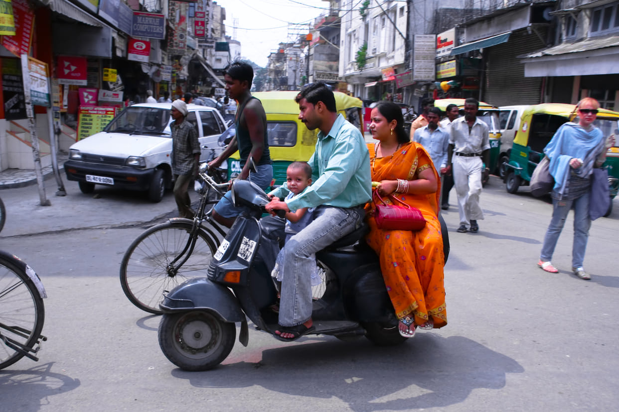 A husband ride 1300 kilometer scooter for pregnant wife to give exam in madhya pradesh