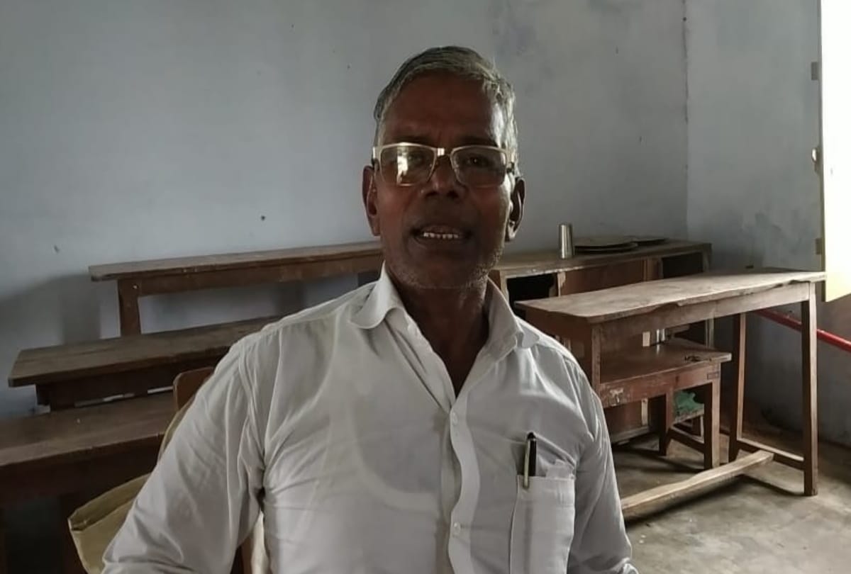 Teachers Day 2020 special story Rammagan teaches in primary school even after retiring in basti