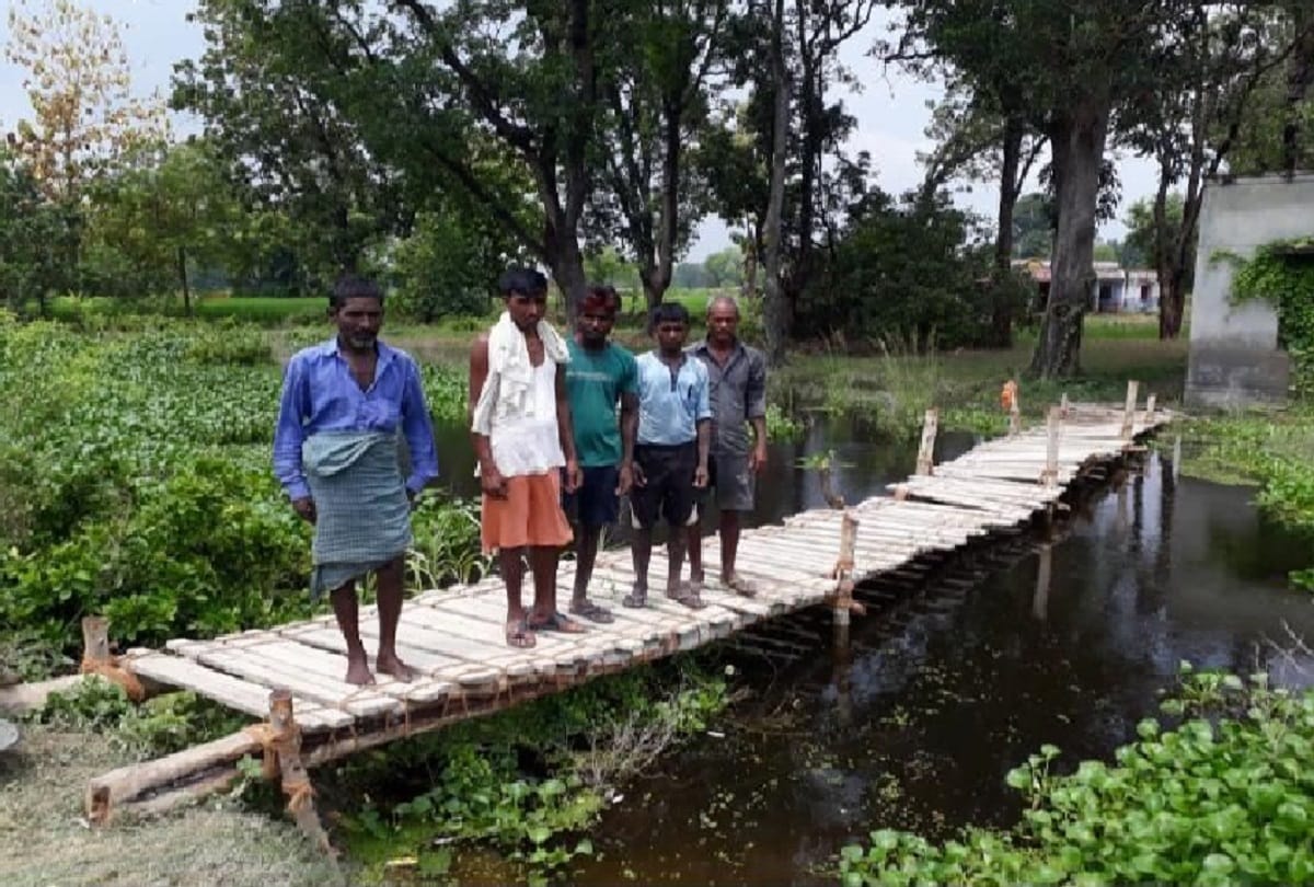 Head teacher built a wooden bridge over drain for school children in gonda of up