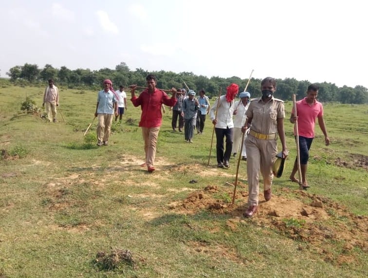 Forest Department repulsed the people putting mud on the forest land