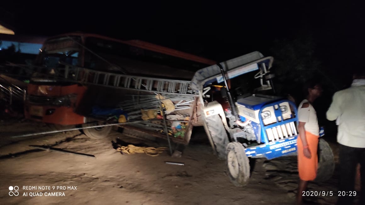 Bus collision tractor trolley overturns, one worker dead, nine injured