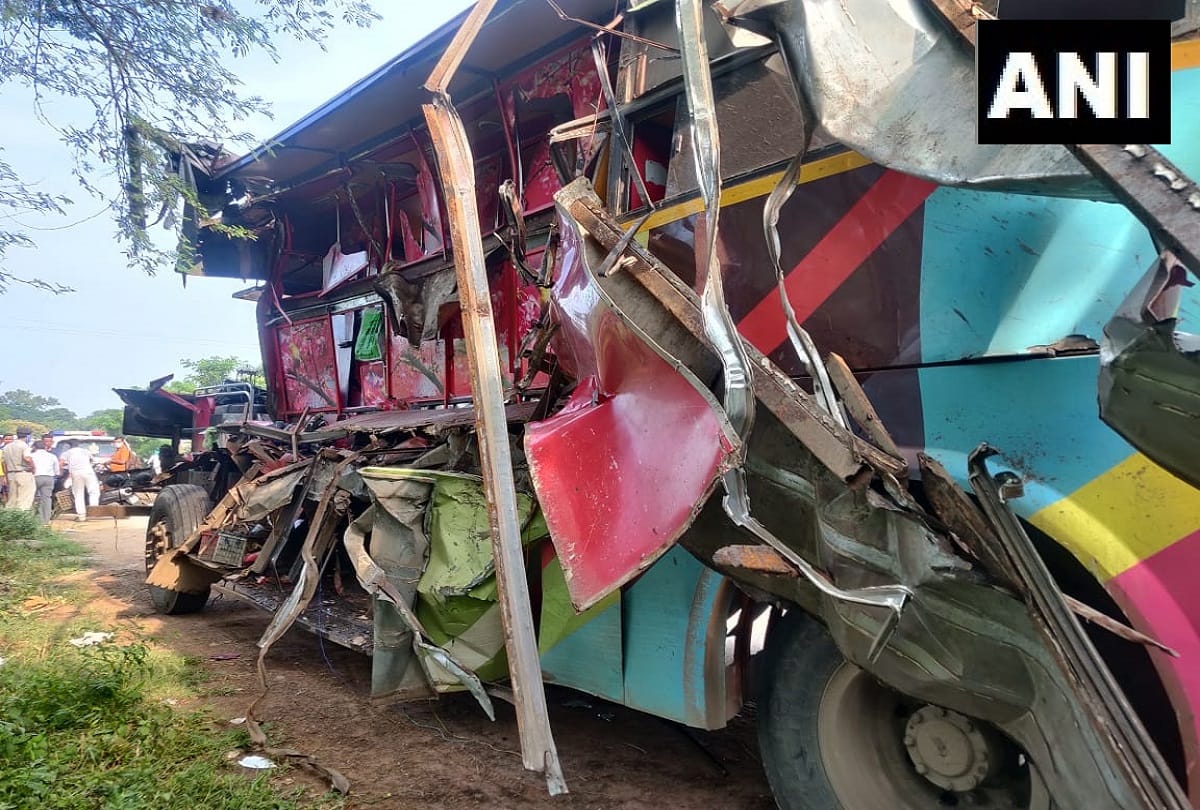 Seven killed and seven injured after a bus collided with truck in Raipur