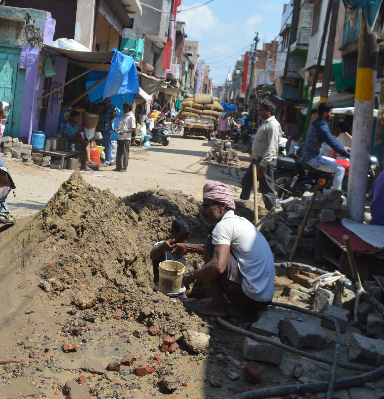 Hathras: Broken water supply line in bullion market, deepened drinking water crisis