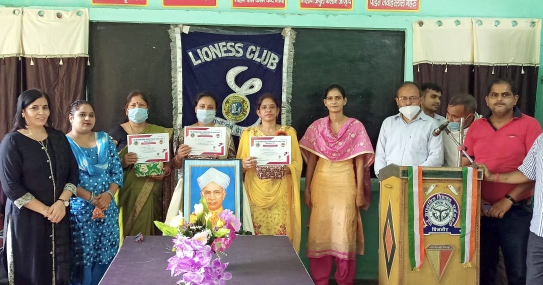 Adarsh ??Teachers Award to three teachers