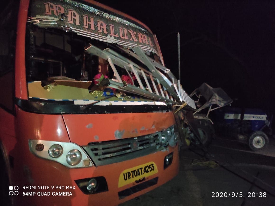 Bus collision tractor trolley overturns, one worker killed, nine injured
