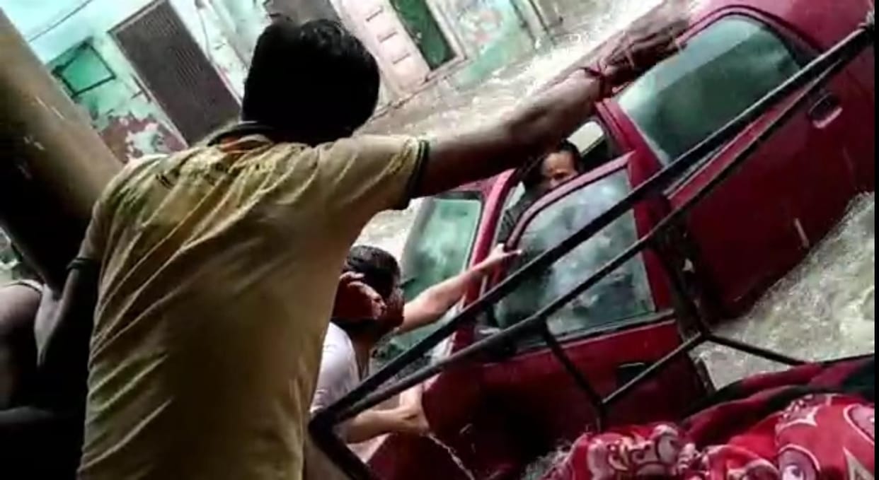 Hathras: Car parked in Yamuna river in Mathura, rider jumped and saved life