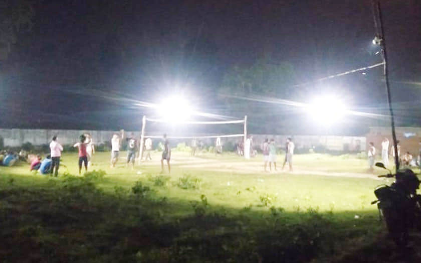 बारीगांव में रात्रिकालीन वॉलीबाल मैच खेलते खिलाड़ी।