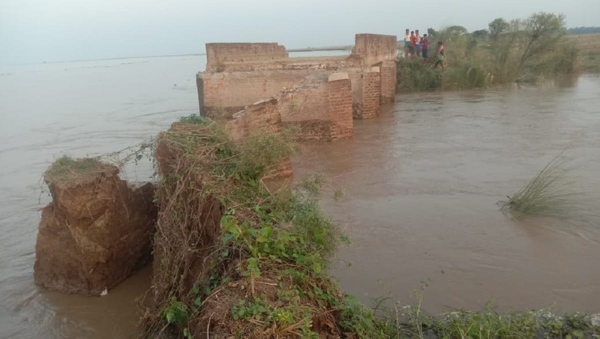 Bridge on river Ganga broke down floods hit many villages, many villages lost contact in ballia