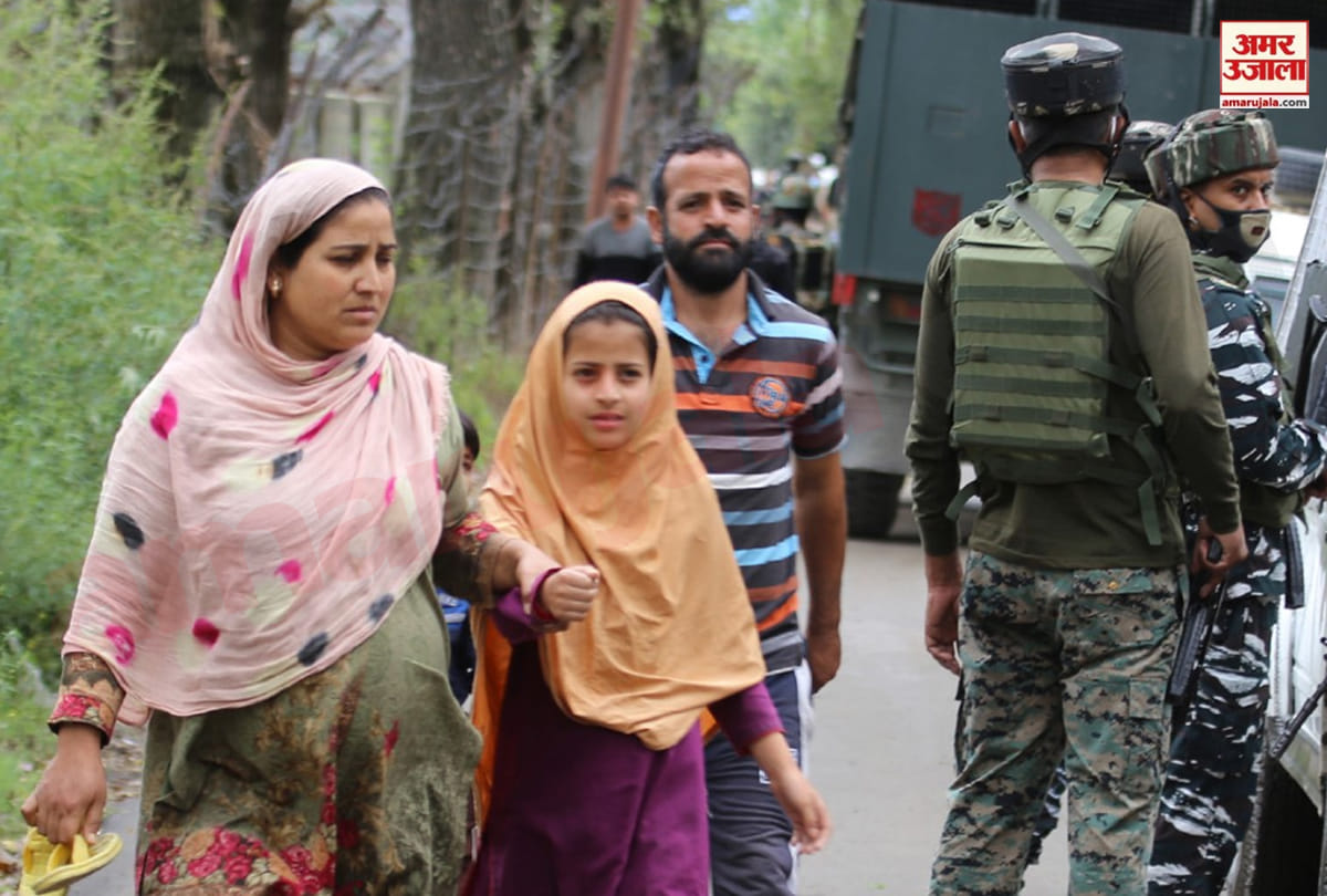 Baramulla Encounter news in hindi, terrorists took 12 people hostage including two innocent