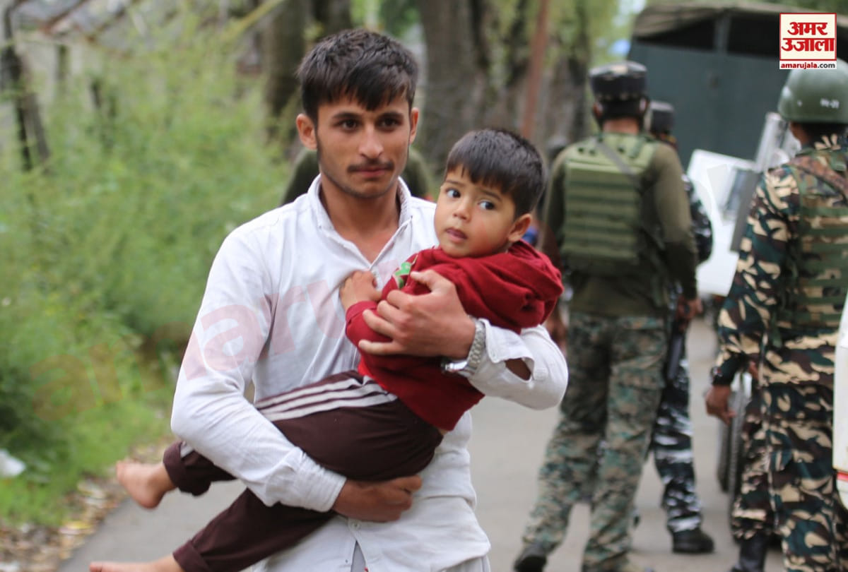 Baramulla Encounter news in hindi, terrorists took 12 people hostage including two innocent
