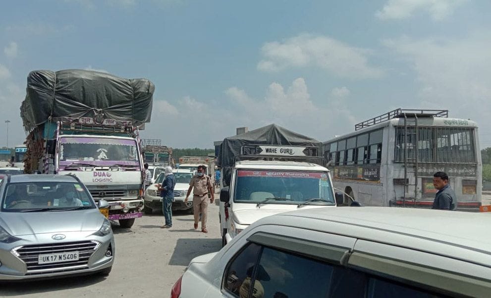 Road construction on toll plaza caused a long jam