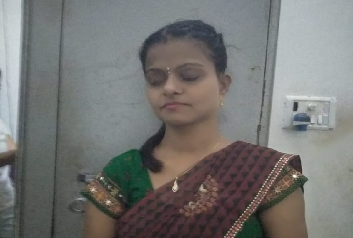 Teachers day 2020 Hathras basic school blind husband wife proves themselves a good teacher for students
