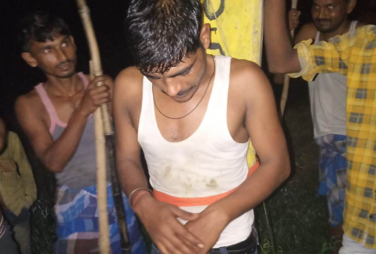 villagers caught a young man while stealing, beaten in raebareli