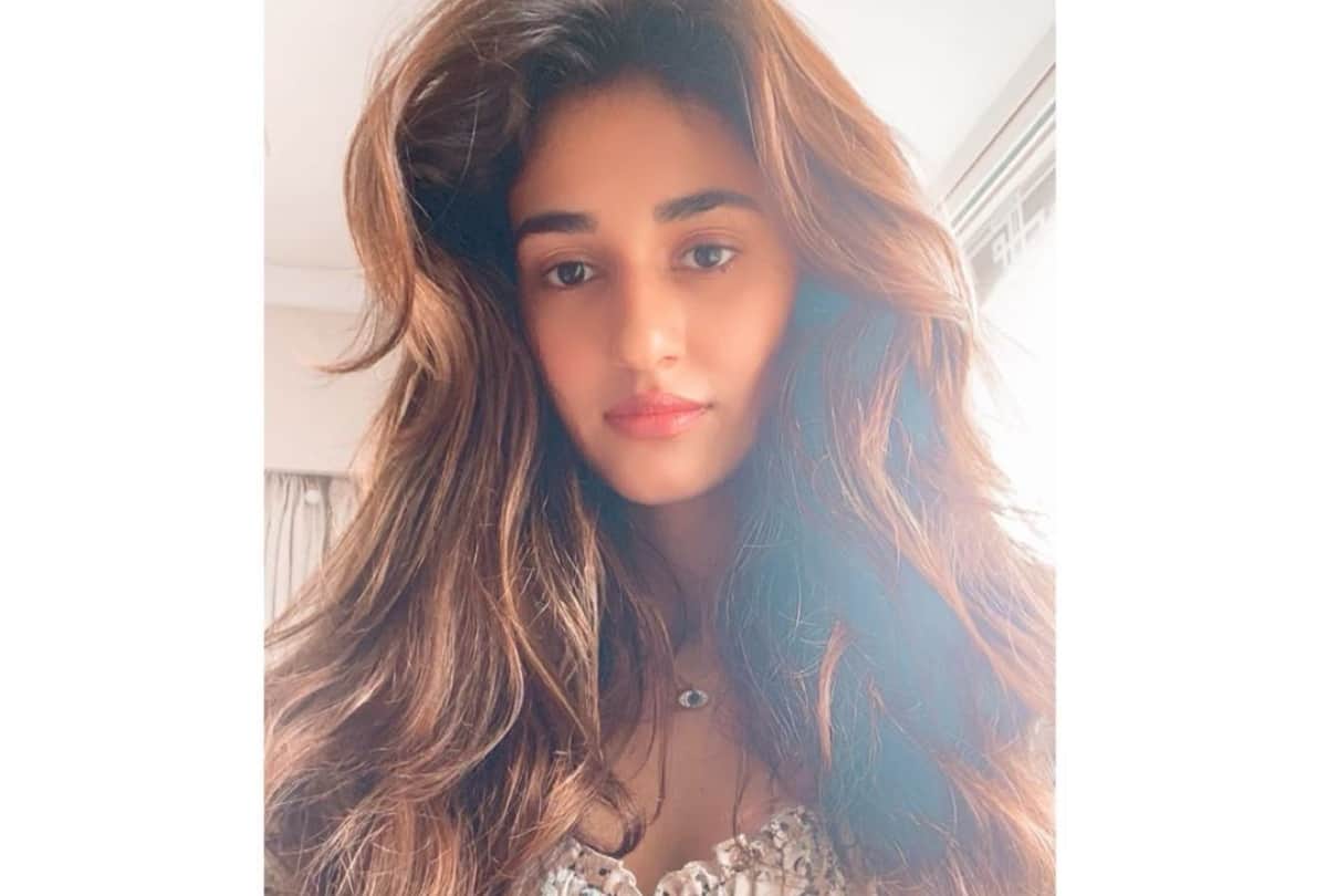 sunny leone in pink eye makeup disha patani bold red lips and sonam kapoor shares diy makeup tricks