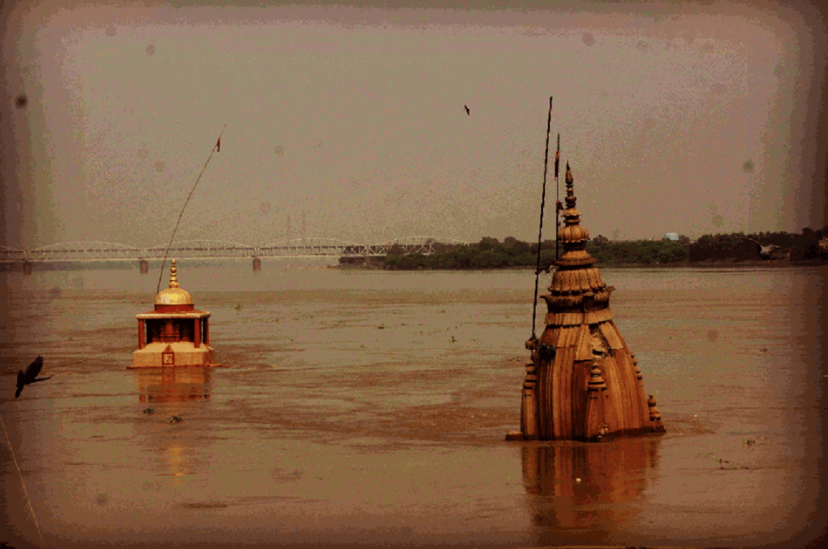 ancient Ratneshwar Mahadev temple was submerged, ganga water level increasing