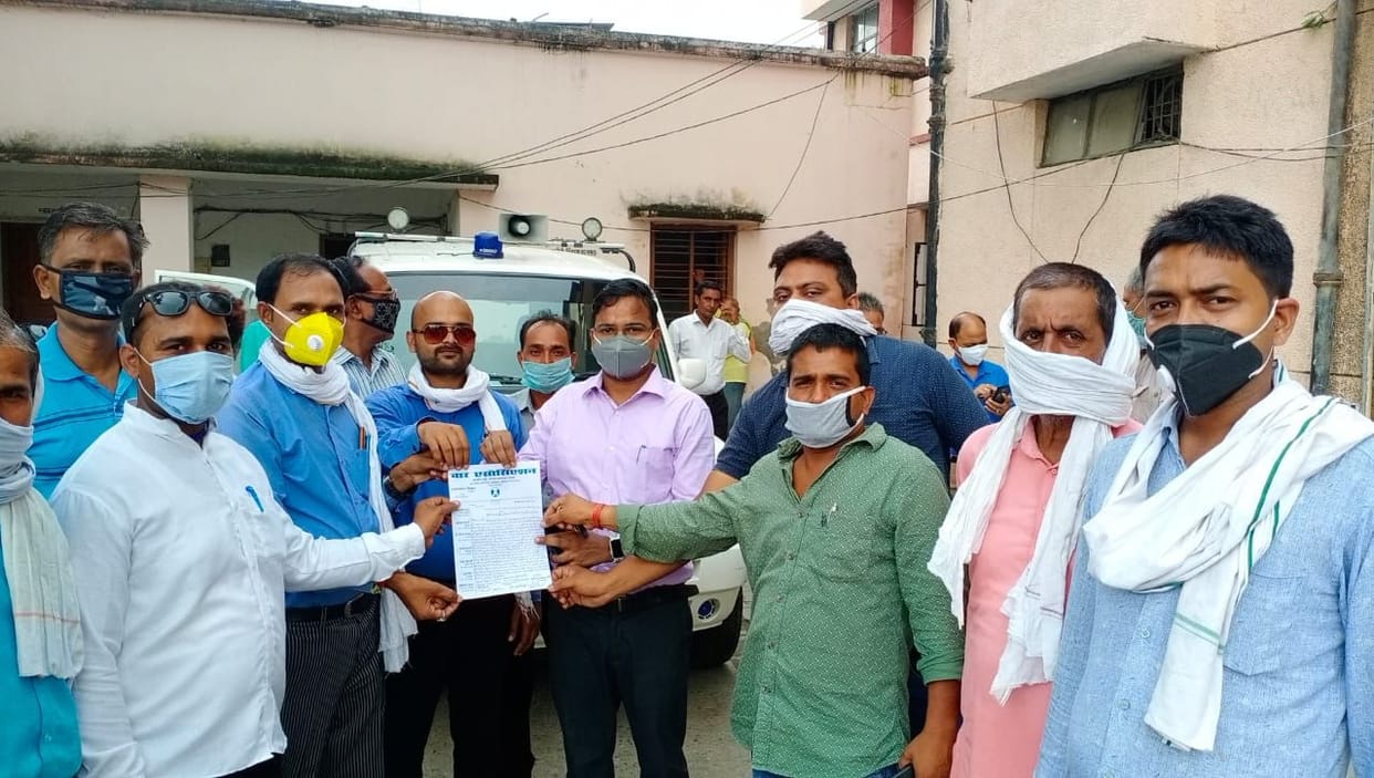 Pratapgarh: Advocates rallied against CHC Superintendent