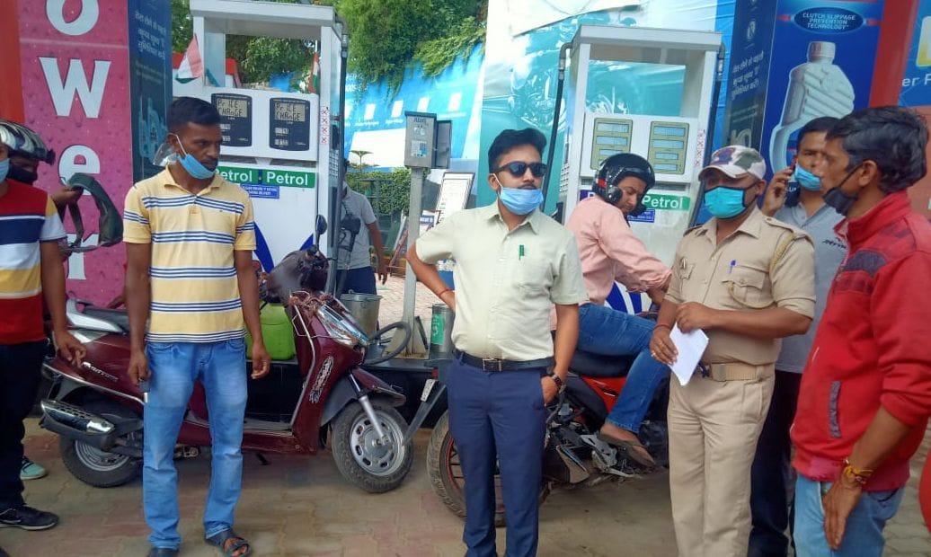 milaavatakhoree kee shikaayat par esadeeem ne petrol pamp par maara chhaapa