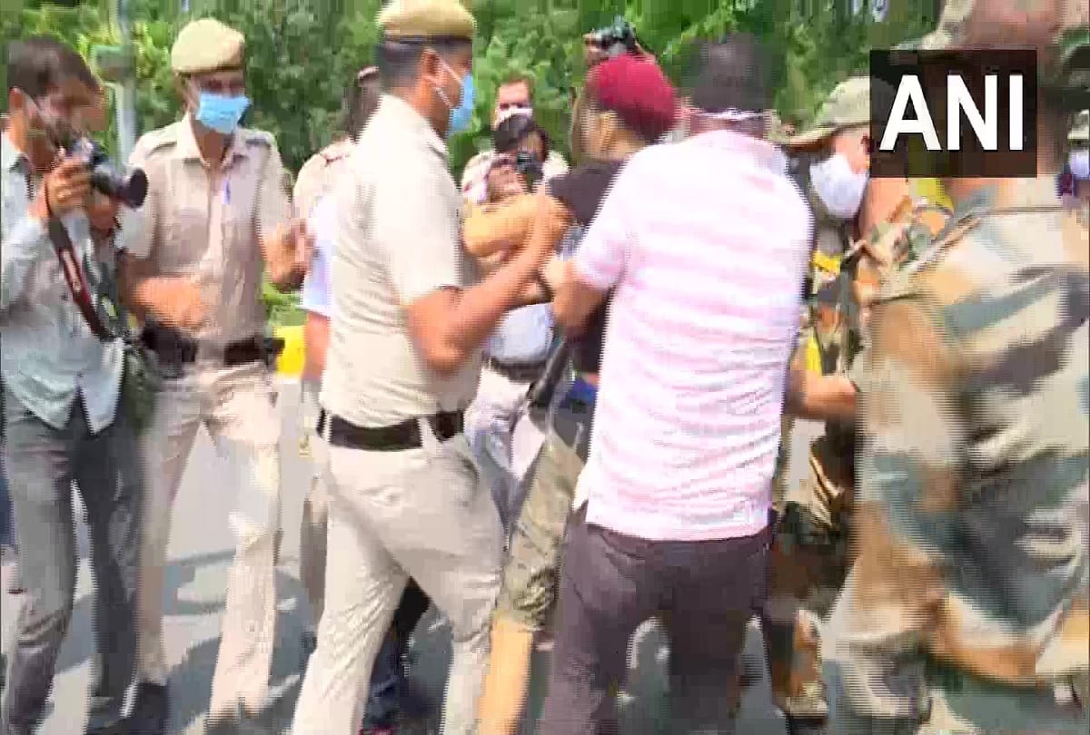 Delhi Police takes a Tibetan activist protesting in front of Embassy of China into custody