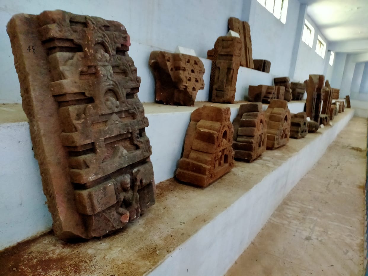 Musiam center put statue bad candition