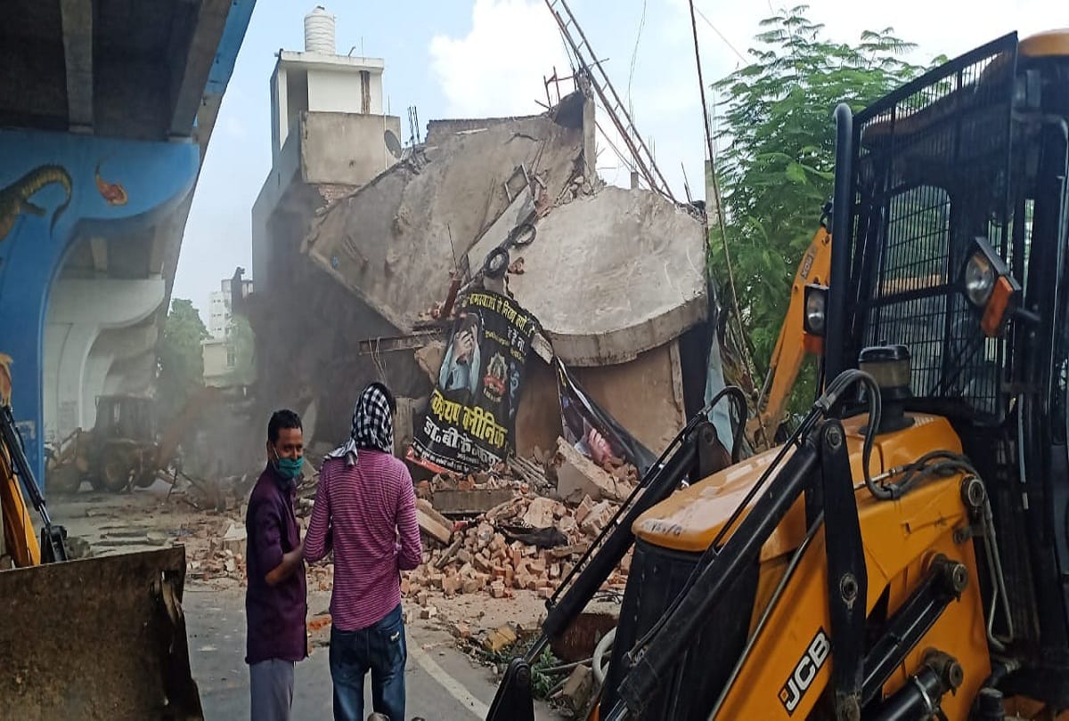 Mafia Ateeq Ahmed News Bulldozer running on illegal buildings of Ateeq Ahmed Prayagraj Crime News Allahabad