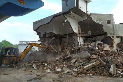 Mafia Ateeq Ahmed News Bulldozer running on illegal buildings of Ateeq Ahmed Prayagraj Crime News Allahabad