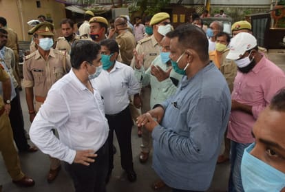 Mafia Ateeq Ahmed News Bulldozer running on illegal buildings of Ateeq Ahmed Prayagraj Crime News Allahabad