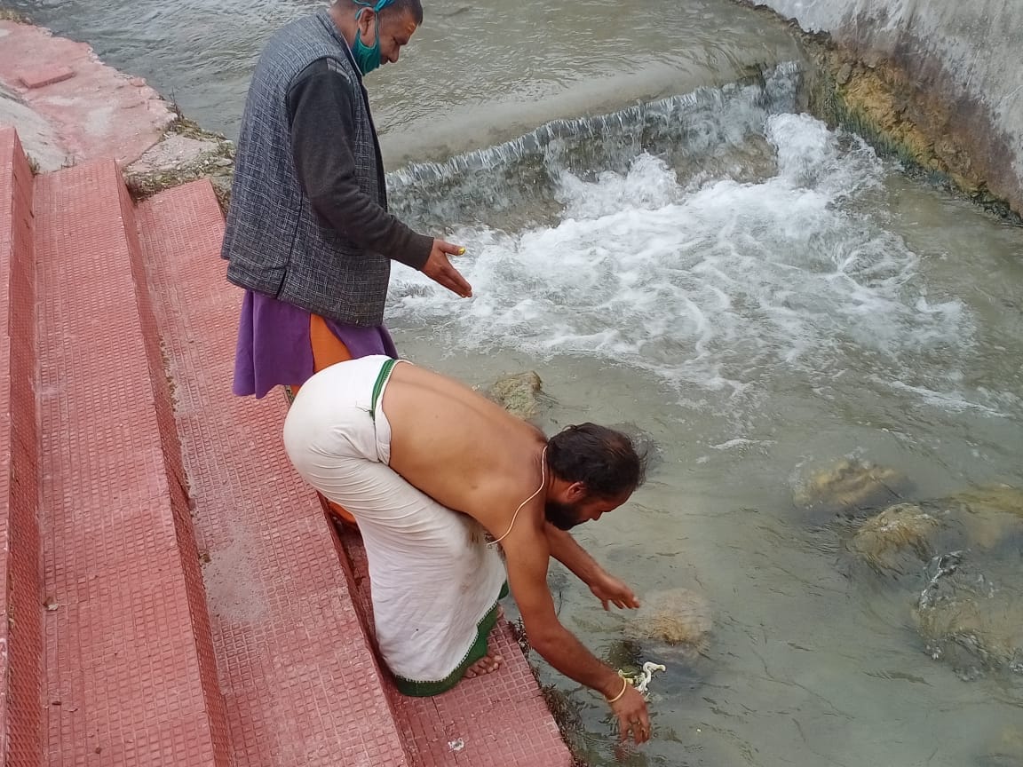 Teerthpurohit performed Uttarakhand government pinddaan against Devasthanam Management Board at , Kedarnath and Gangotri