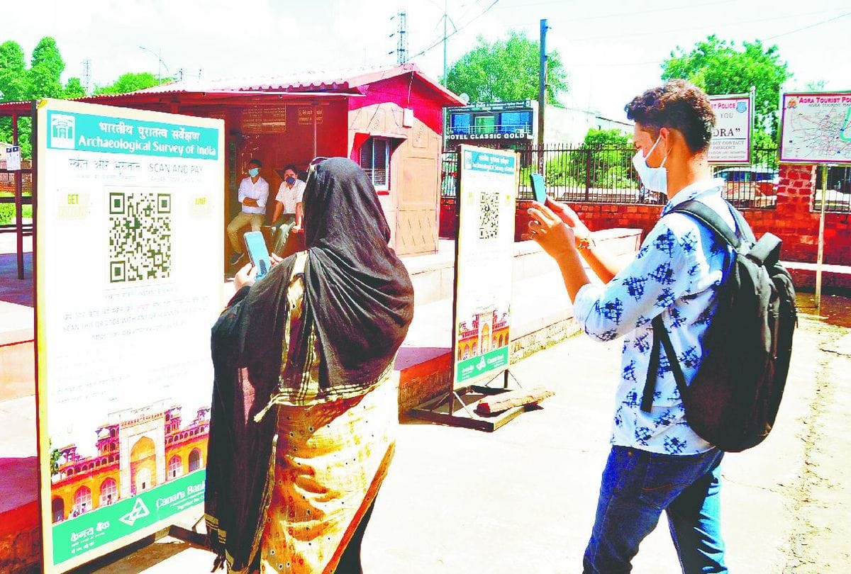 tourists troubles scanning QR codes for entry in monuments of agra