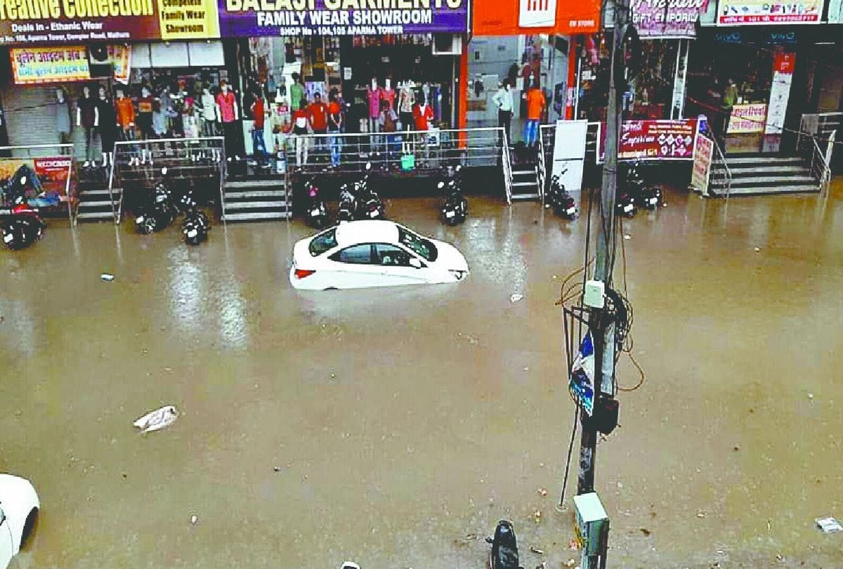 Car swept into Yamuna due to Heavy Rain In Mathura