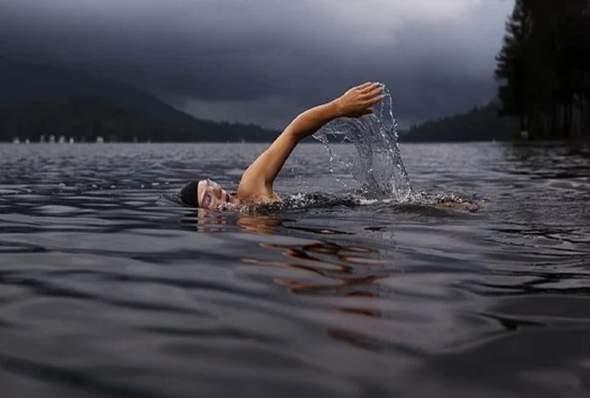 benefits of swimming reduce fat and control cholesterol