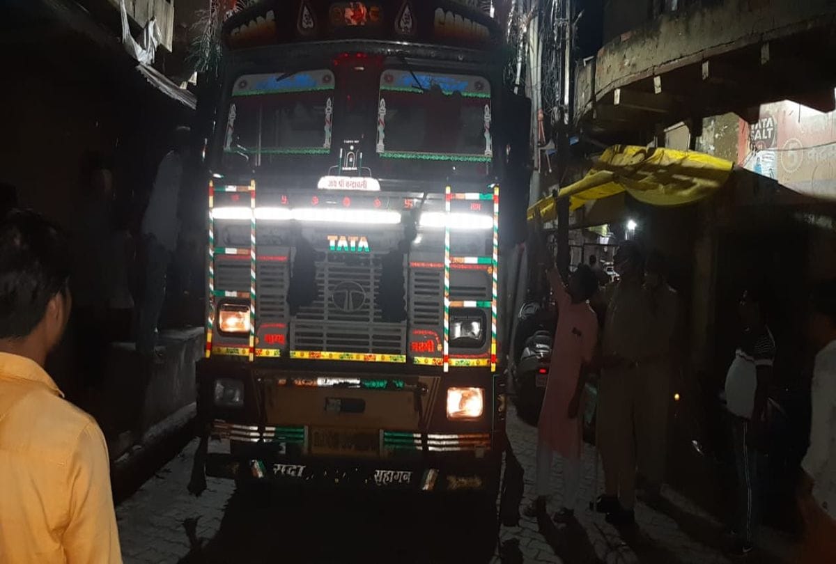 Overloaded truck collided with Saraf shop in mathura