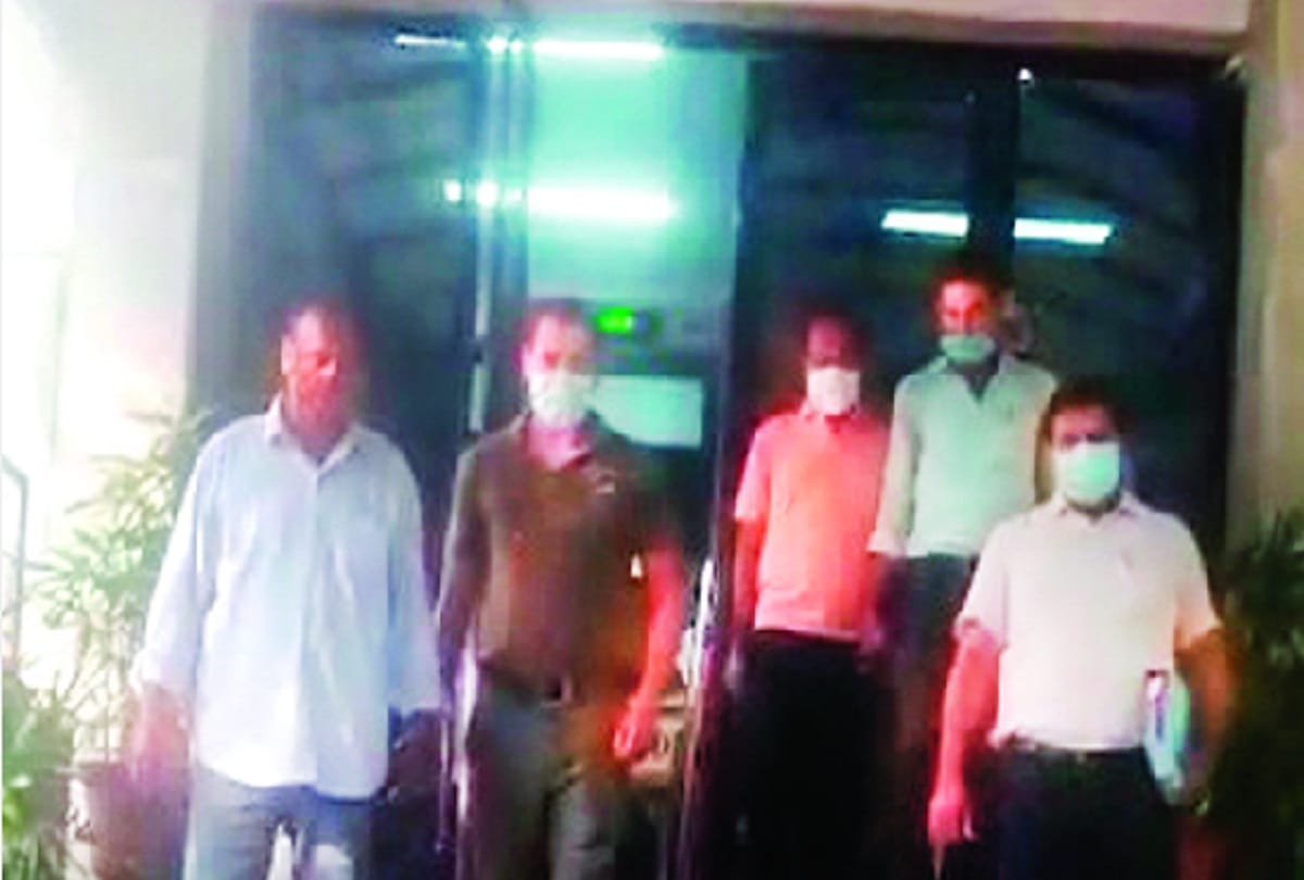 Two Tamilnadu residents held for duping delhi merchants of  rs 13.77 cr