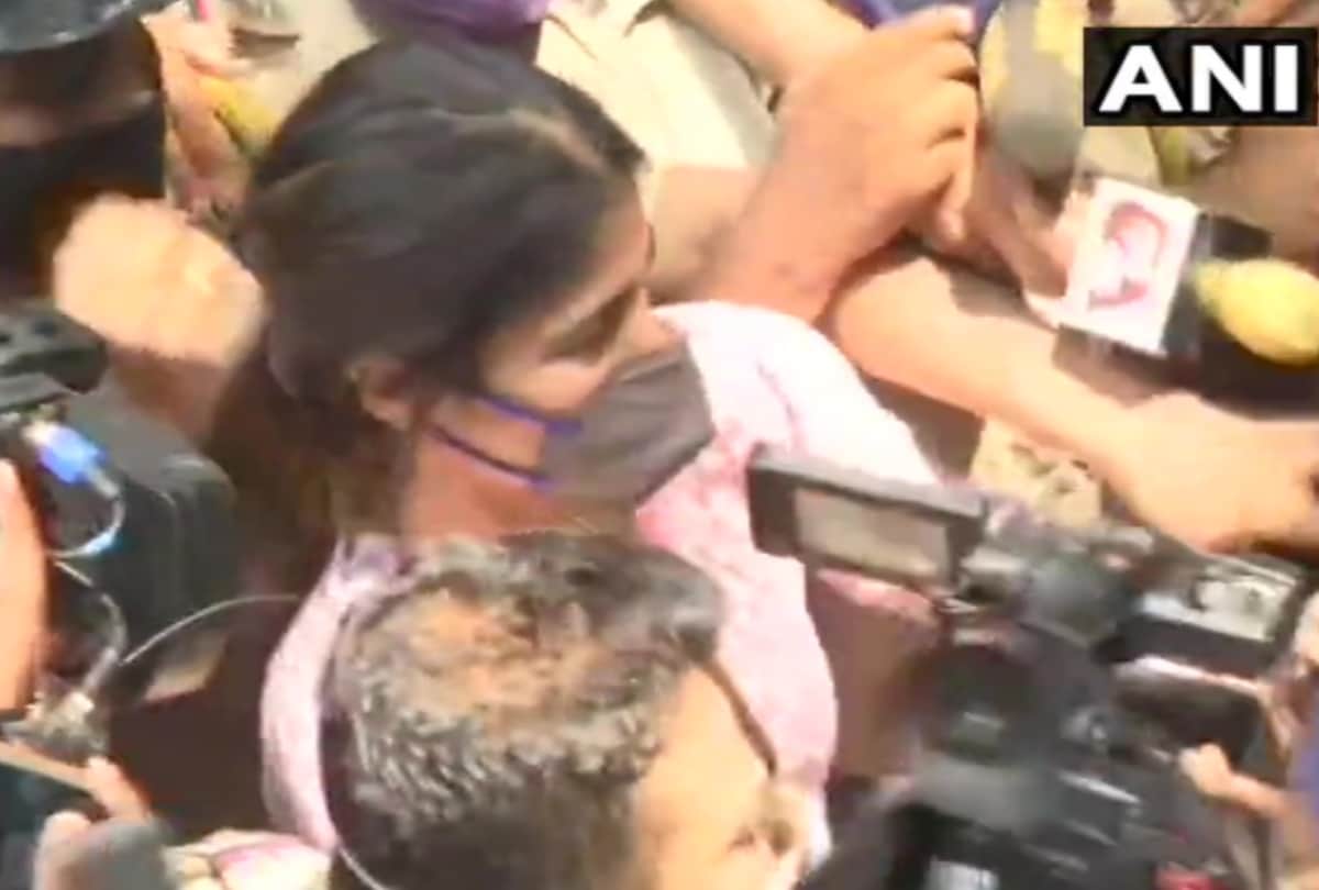 Bollywood celebs lashes out at media for mobbing Rhea Chakraborty at NCB office