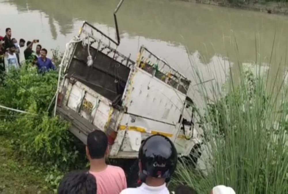 Dehradun Accident News: Loader falls into Shakti nahar with husband wife, dead body recovered