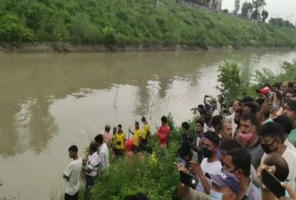 Dehradun Accident News: Loader falls into Shakti nahar with husband wife, dead body recovered