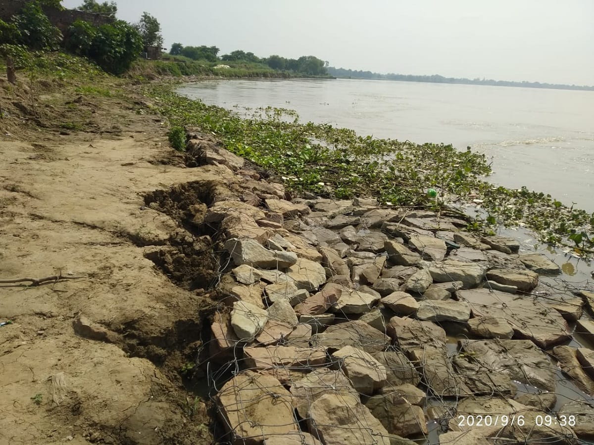 Ganga flowing above danger mark, project worth 4 crore surfaced in waves in Ballia