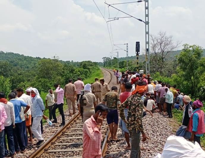 charwahe ki hatya kar body railway line ke pass fenka in chitrakoot